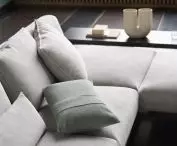 Biała sofa In Situ marki Muuto