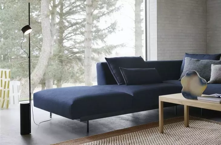 Detal granatowej sofy In Situ marki Muuto
