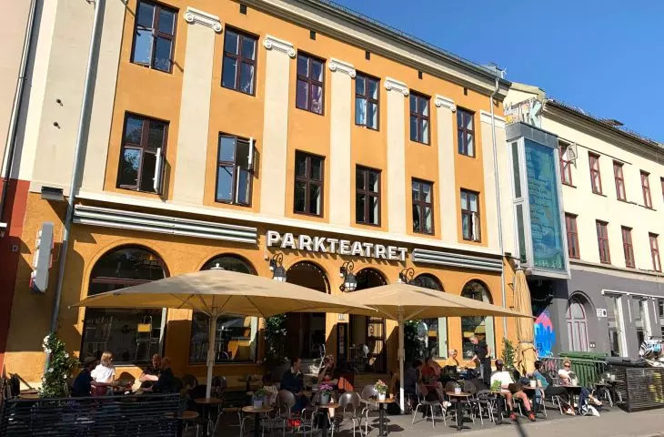 Parkteatret, kawiarnia i miejsce kultury w Grünerløkka — przykład ważnego miejsca spotkań w sąsiedztwie