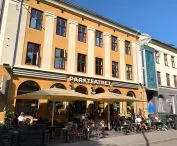 Parkteatret, kawiarnia i miejsce kultury w Grünerløkka — przykład ważnego miejsca spotkań w sąsiedztwie