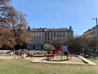 Grünerløkka — przykład nadal wykorzystywanego starego placu zabaw