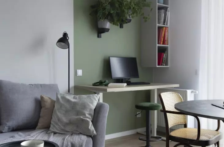 Ergonomiczny i przyjemny kąt do pracy zdalnej z regulowanym biurkiem o krzesłem
