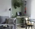 Ergonomiczny i przyjemny kąt do pracy zdalnej z regulowanym biurkiem o krzesłem