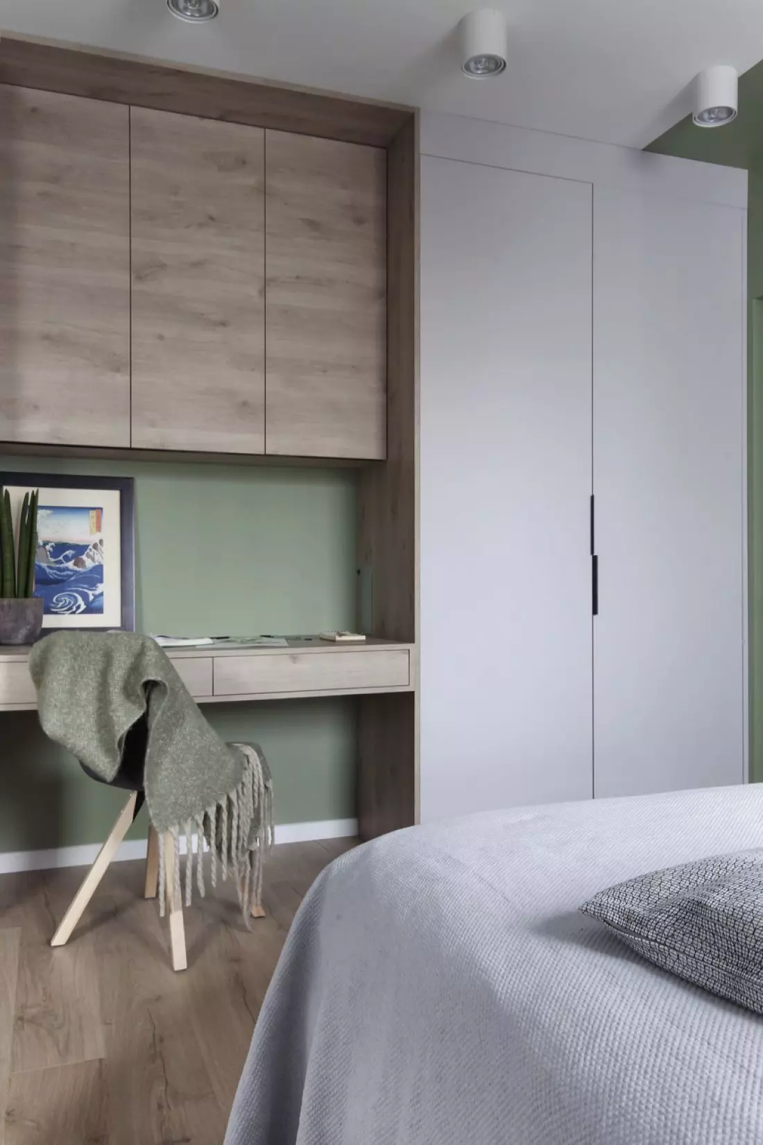 W drugiej strefie do pracy zdalnej architektki postanowiły zamontować szafki pod sam sufit 