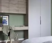 In the second area for remote work, the architects decided to install cabinets up to the ceiling