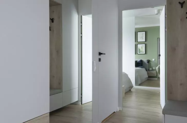 Hallway optically enlarged with a large-format mirror