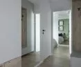 Hallway optically enlarged with a large-format mirror
