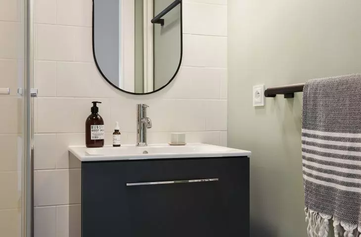 Bathroom in white, black and gray