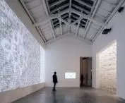 wokół centralnej przestrzeni znajduje się pierścień wystawowy