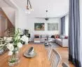 In the dining room and living room, the architect arranged a meeting place for many people