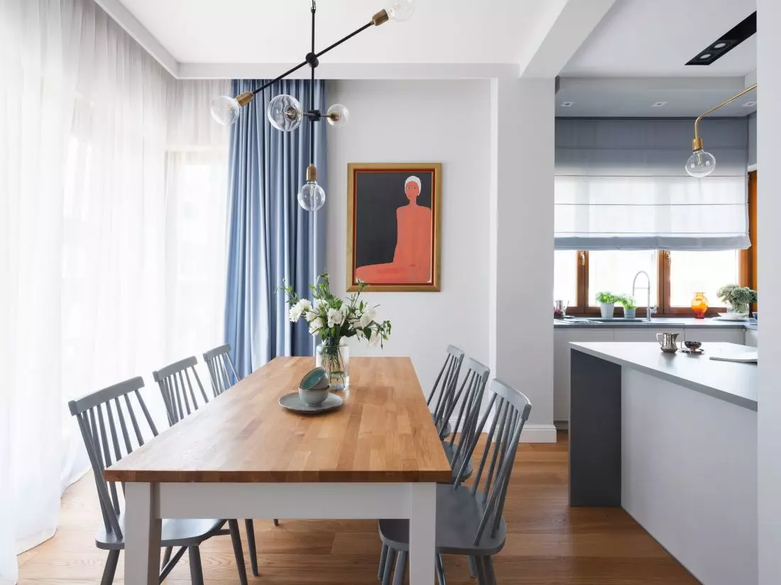 Minimalistyczna lampa nad stołem nadaje wnętrzu nowoczesności 
