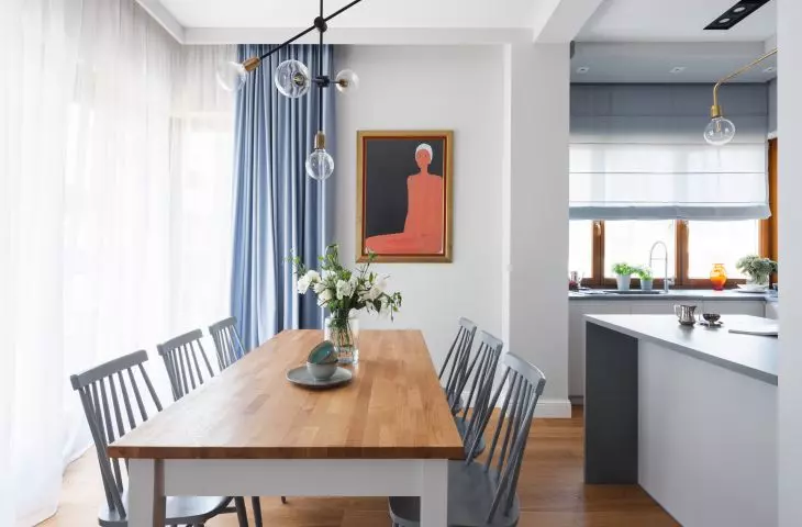 Minimalistyczna lampa nad stołem nadaje wnętrzu nowoczesności 