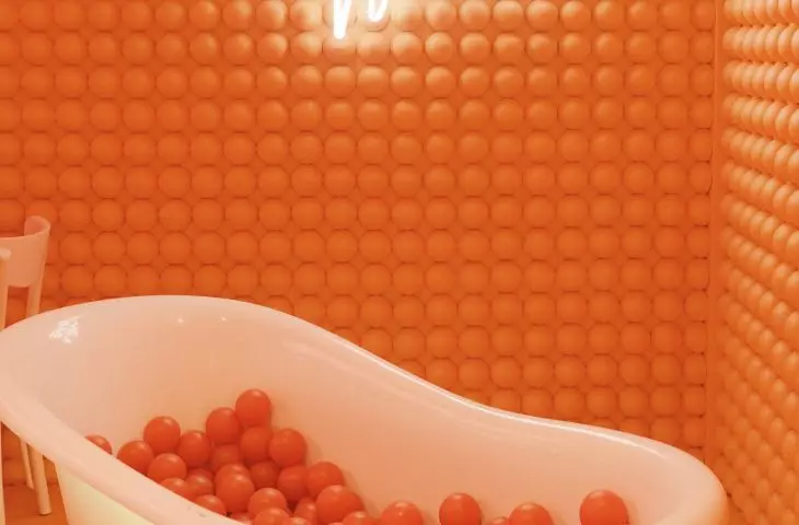 Kąpiel w pomarańczowych kulkach