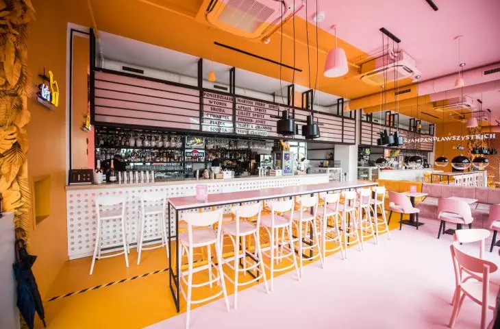 Długi bar zachęca do wolnego sączenia drinków