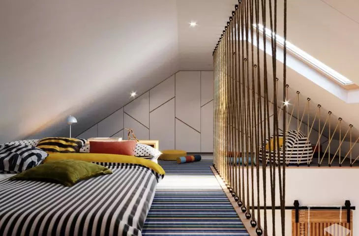 The mezzanine is protected by a screen of braided ropes