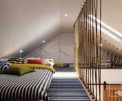 The mezzanine is protected by a screen of braided ropes