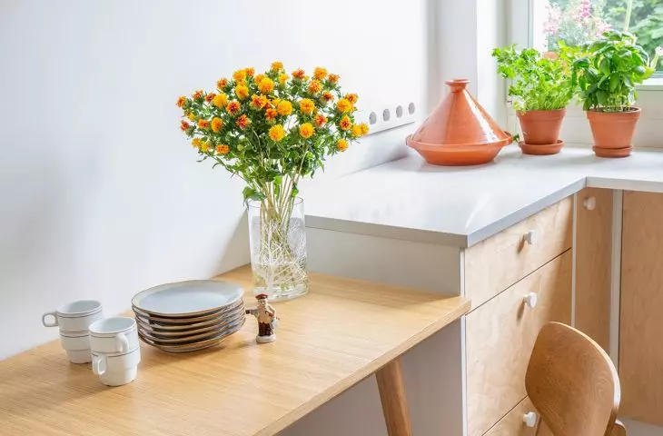 From the bright kitchen you can watch the sunrise