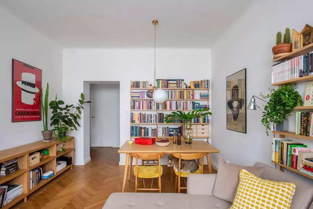 Salon wypełniają
książki