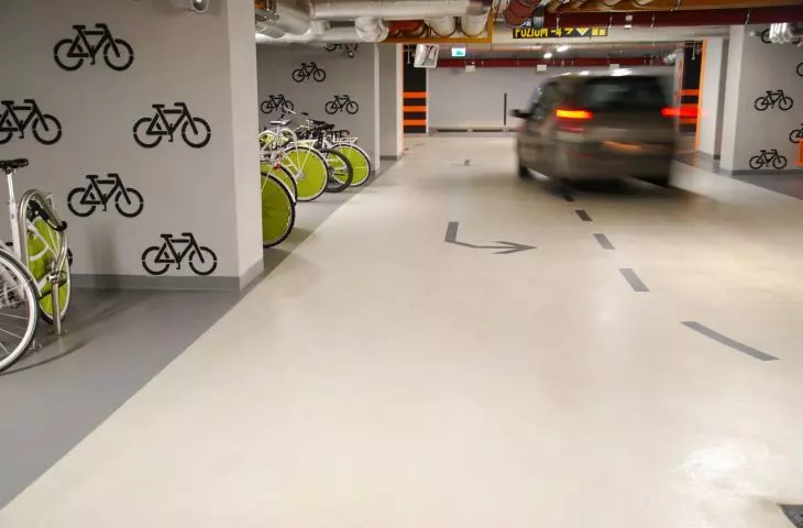 Flowcrete, posadzka Deckshield na parkingu w Q22, Warszawa