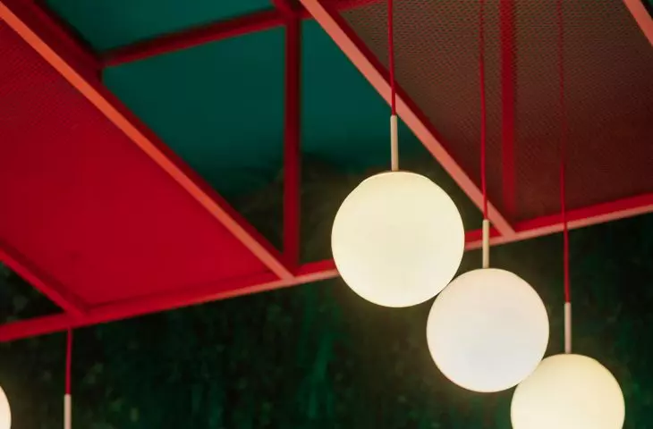 ażurowa konstrukcja lamp