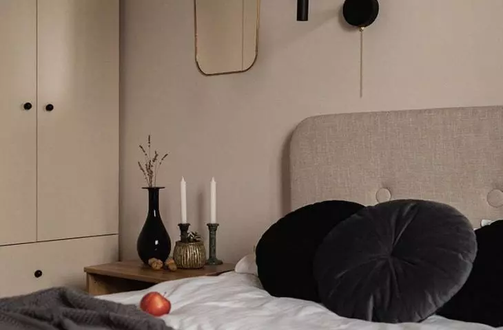 wnętrze jasnej sypialni
