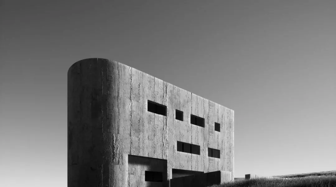 Nagrodzona praca w konkursie „Architektura Betonowa – Gra Brył – Dom w Krajobrazie”
