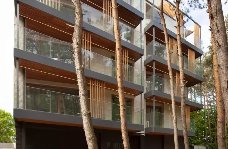 Wave House w otoczeniu sosen