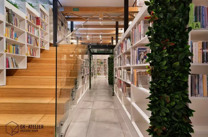 Biblioteka na Poziomie, schody prowadzą na antresolę