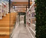 Biblioteka na Poziomie, schody prowadzą na antresolę