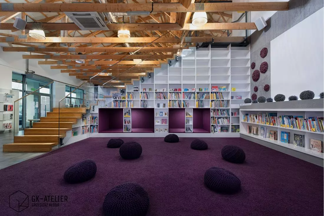 Fioletowa podłoga
w części biblioteki