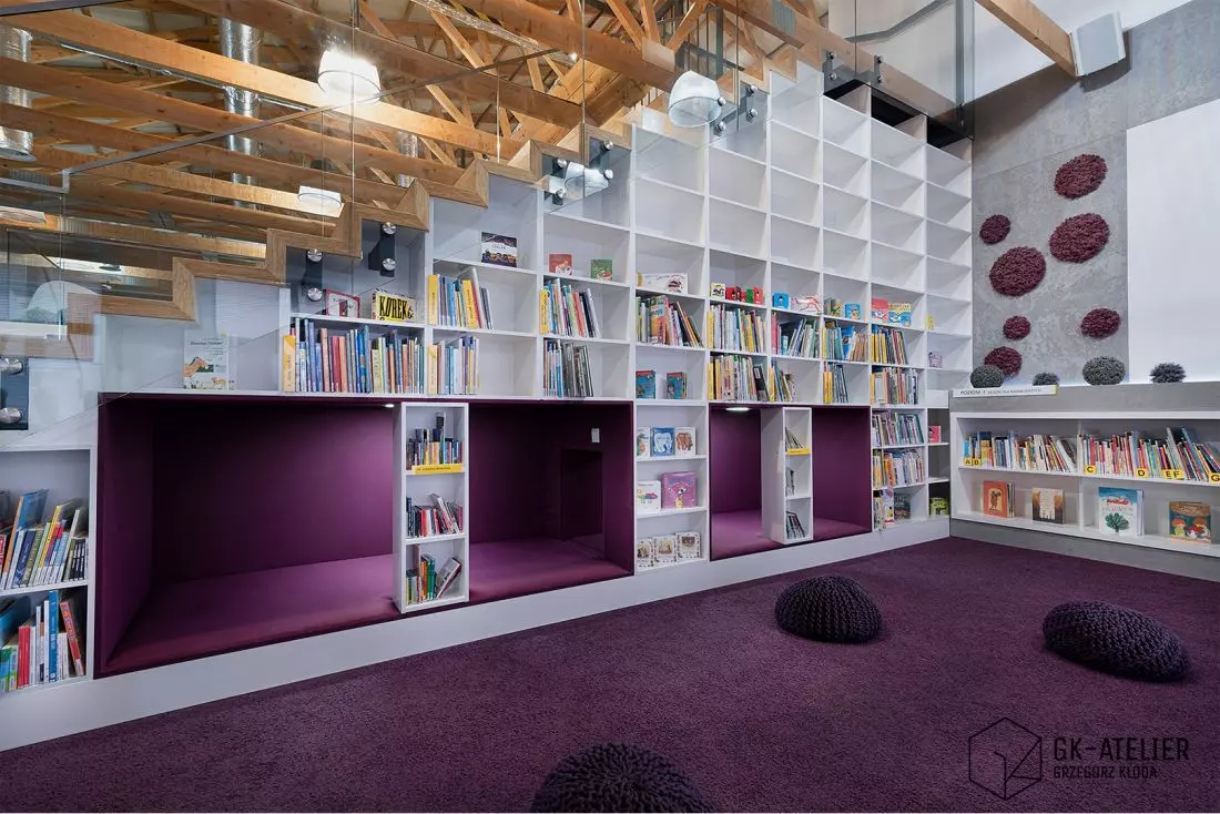 Biblioteka na
Poziomie, wnęki w regałach