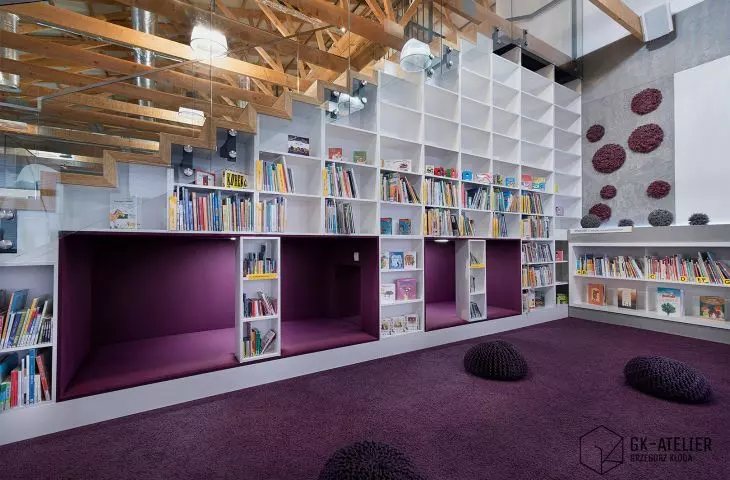 Biblioteka na Poziomie, przestrzeń dla dzieci w ścianie z regałami