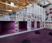 Biblioteka na Poziomie, przestrzeń dla dzieci w ścianie z regałami