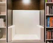 Biblioteka na Poziomie, siedzisko między regałami