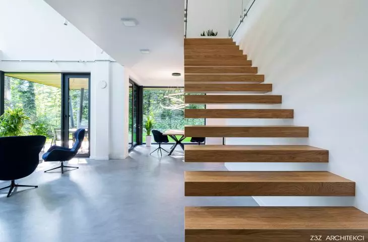 Salon i drewniane schody