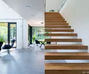 Salon i drewniane schody