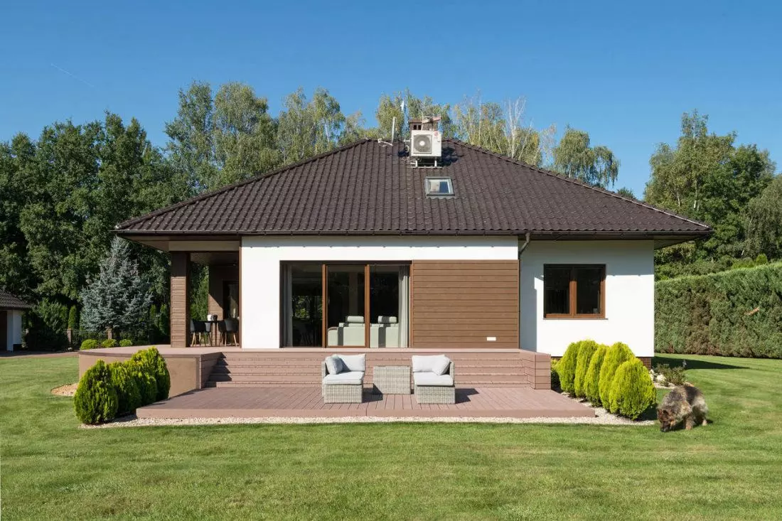 Dom na Dolnym
Śląsku, w takcie renowacji elewacji fragmenty pokryto deską Cedral LAP WOOD w kolorze CL105 - ciemny dąb © CEDRAL 