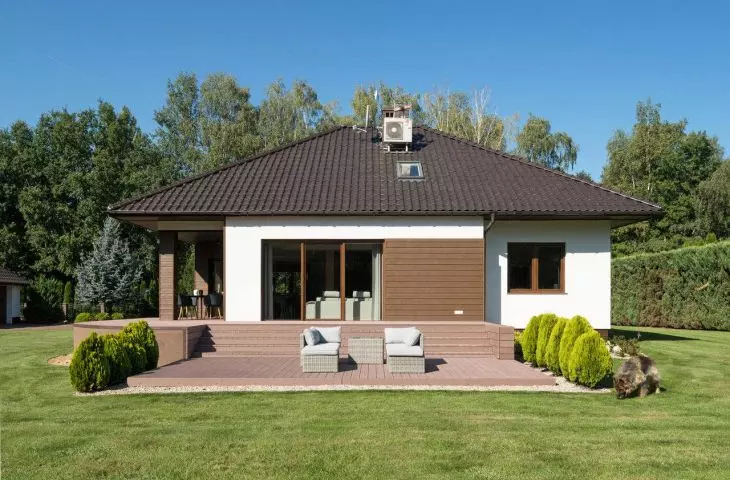 Dom na Dolnym Śląsku, w takcie renowacji elewacji fragmenty pokryto deską Cedral LAP WOOD w kolorze CL105 - ciemny dąb