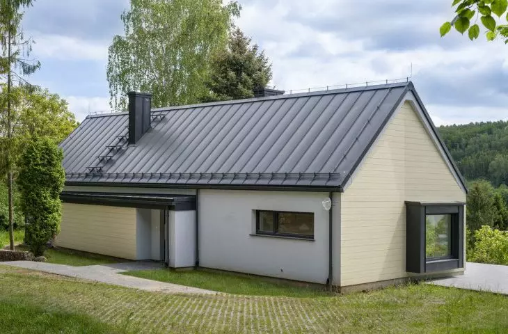 Dom na Kaszubach, fragmenty elewacji pokryte zostały deską Cedral LAP WOOD w beżowym kolorze