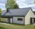 Dom na Kaszubach, fragmenty elewacji pokryte zostały deską Cedral LAP WOOD w beżowym kolorze