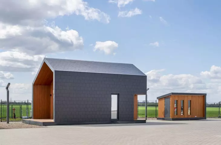  Elewacja domu modułowego firmy ABZ Modular Wooden Homes pokryta płytką CEDRAL w kolorze grafitowym (krycie podwójne)
