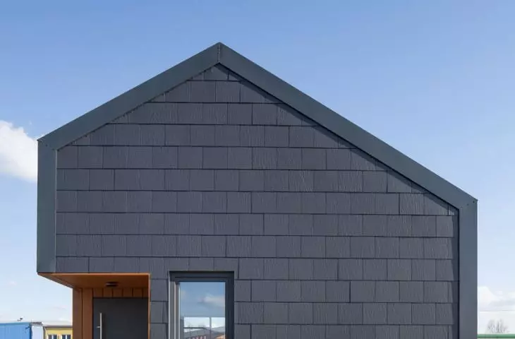  Elewacja domu modułowego firmy ABZ Modular Wooden Homes pokryta płytką CEDRAL w kolorze grafitowym (krycie podwójne)