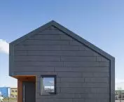  Elewacja domu modułowego firmy ABZ Modular Wooden Homes pokryta płytką CEDRAL w kolorze grafitowym (krycie podwójne)