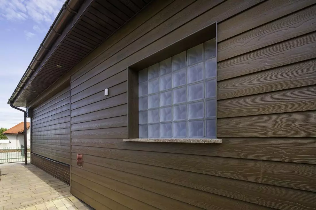 Dom
jednorodzinny w Tuchomiu pokryty deską Cedral LAP WOOD w kolorze CL104 jasny dąb © CEDRAL 