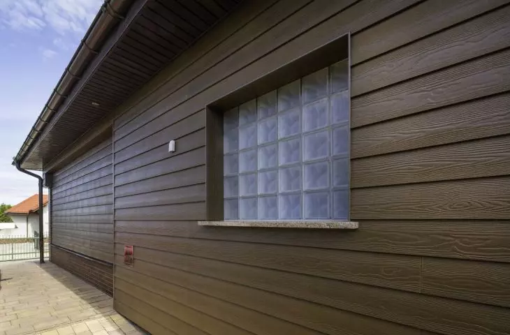 Dom jednorodzinny w Tuchomiu pokryty deską Cedral LAP WOOD w kolorze CL104 jasny dąb