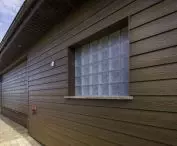 Dom jednorodzinny w Tuchomiu pokryty deską Cedral LAP WOOD w kolorze CL104 jasny dąb
