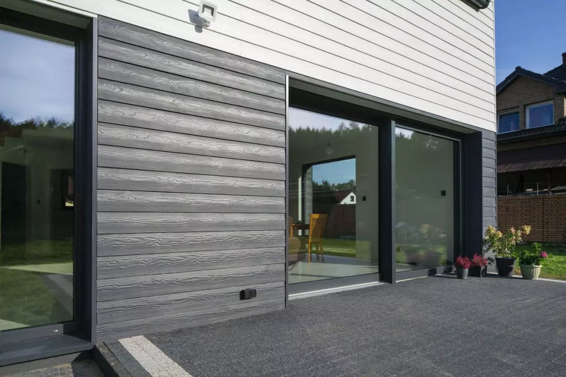 Dom jednorodzinny
w Wałczu pokryty deską Cedral LAP WOOD w dwóch kontrastujących kolorach © CEDRAL 