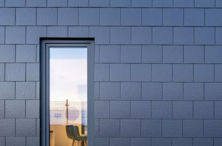Elewacja domu modułowego firmy ABZ Modular Wooden Homes pokryta płytką CEDRAL w kolorze grafitowym (krycie podwójne)