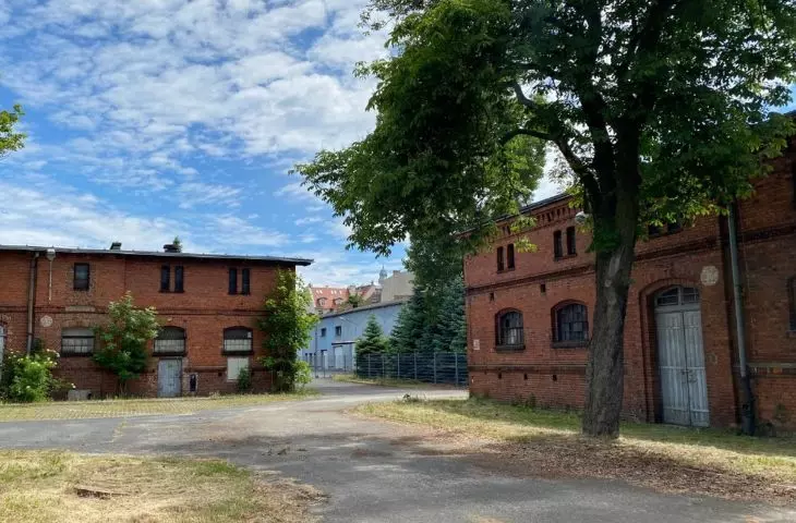 The area of the military barracks in Poznan - a temporary space for the activities of the Culture Barracks