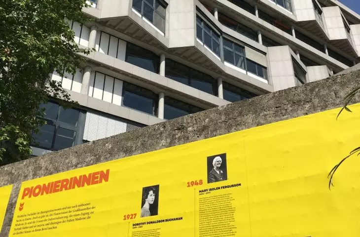Jedną z praktyk festiwalu jest akcja plakatowania